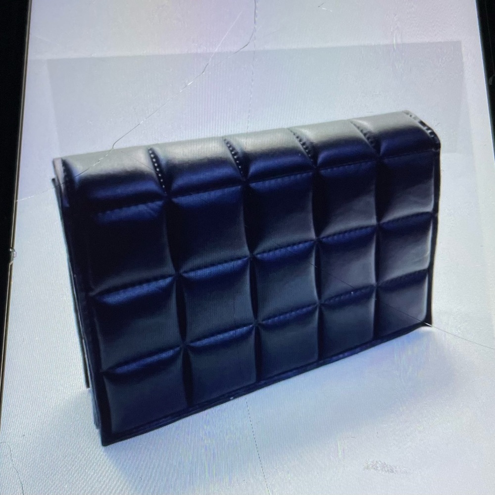 Black crossover purse .